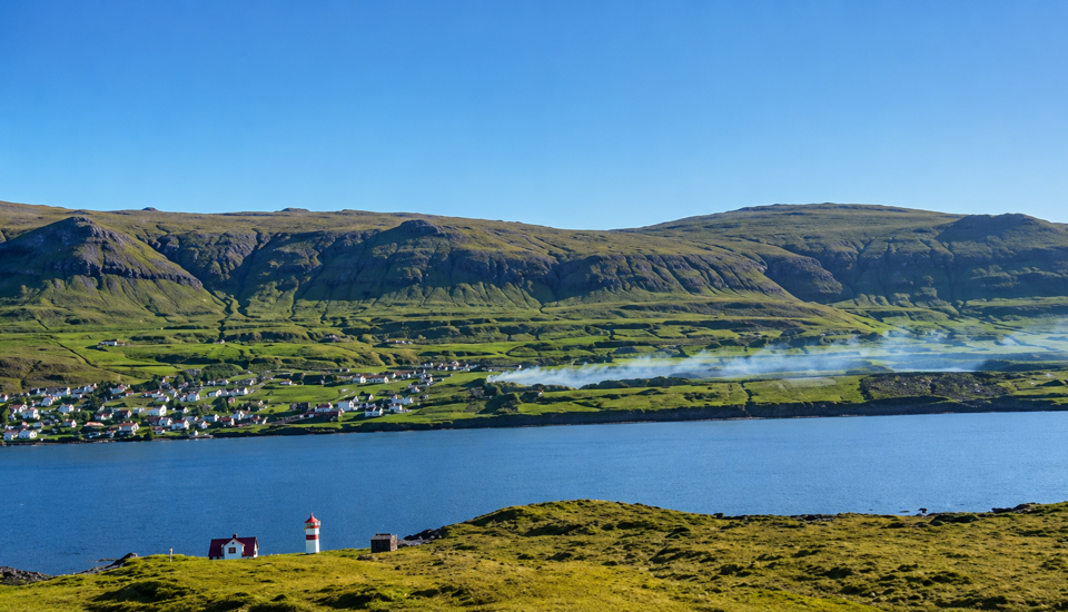 Royk úr grótbrotinum undir Akurgerði