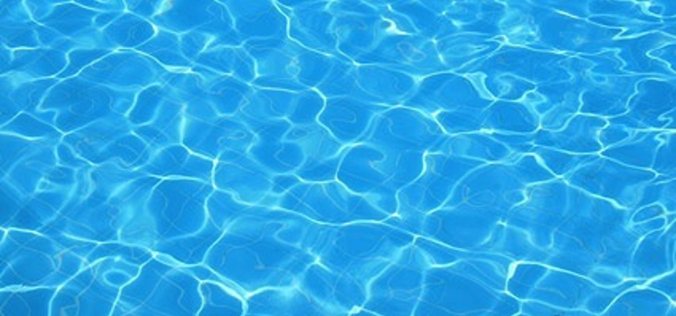 SVIMJIHØLLIN STONGD Í DAG OG ÚT Á MORGINDAGIN