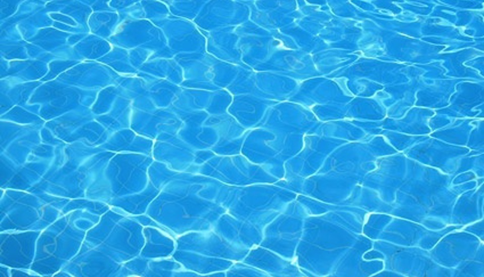 SVIMJIHYLURIN STONGDUR SUNNUDAGIN 