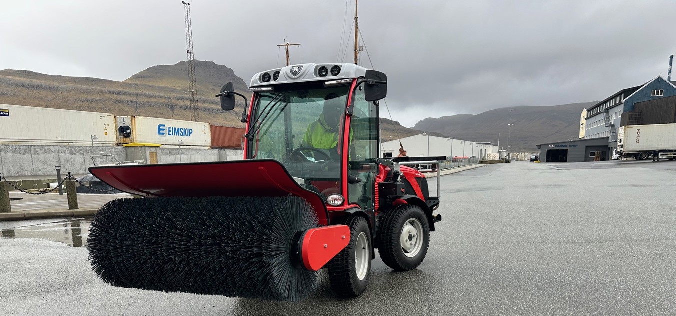 Tvøroyrar kommuna hevur útvegað sær traktor til kavarudding. 