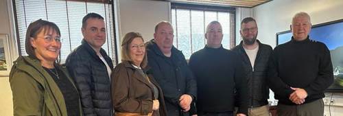 Et billede, der indeholder tøj, person, Ansigt, mur

AI-genereret indhold kan være ukorrekt.